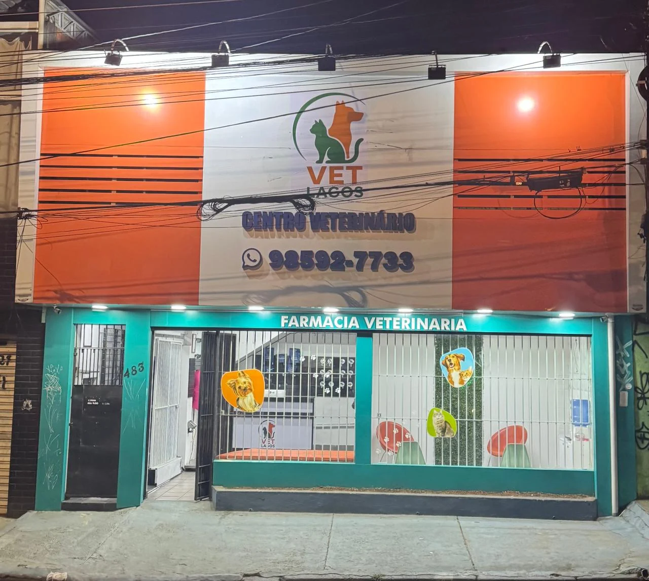 Fachada da Vet Lagos, com placa verde e laranja e entrada no número 483